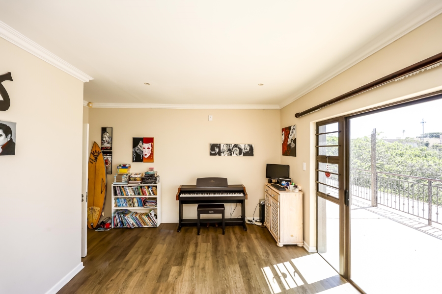 5 Bedroom Property for Sale in Beacon Bay Eastern Cape